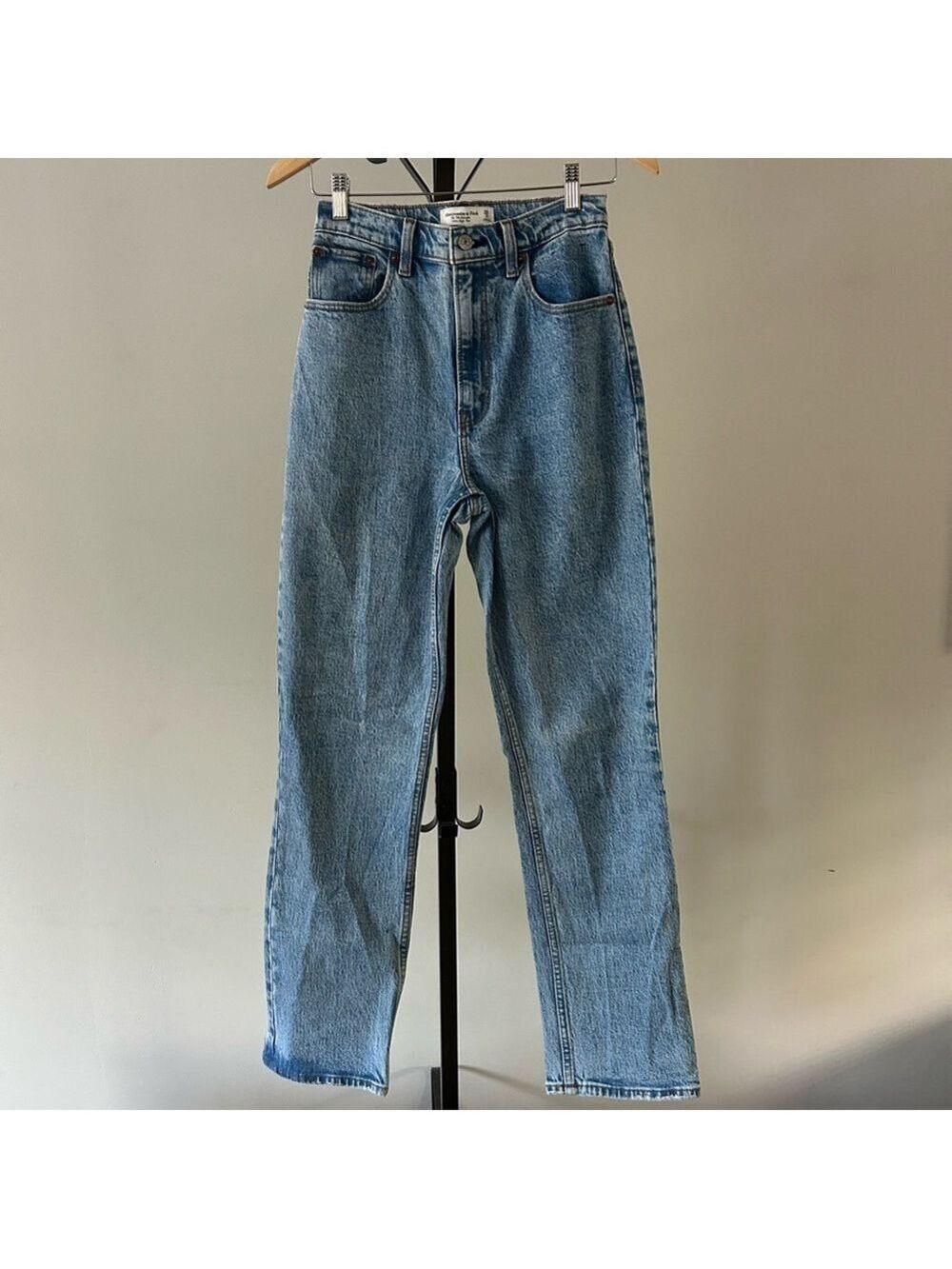 Abercrombie & Fitch The ‘90 Straight Ultra High Rise Jeans, Size 2R / 26.